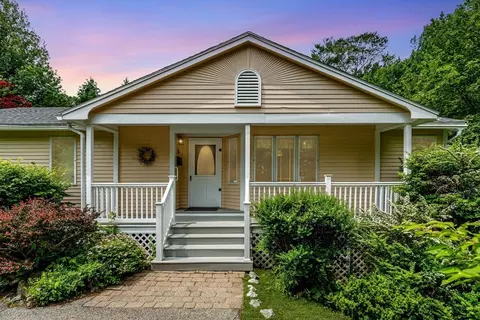 54 Arlington St, Amesbury, MA 01913