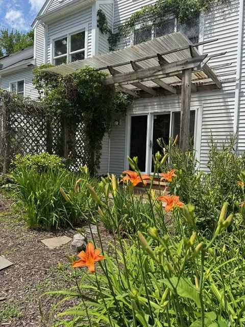 20 Salem Pl #20, Amherst, MA 01002