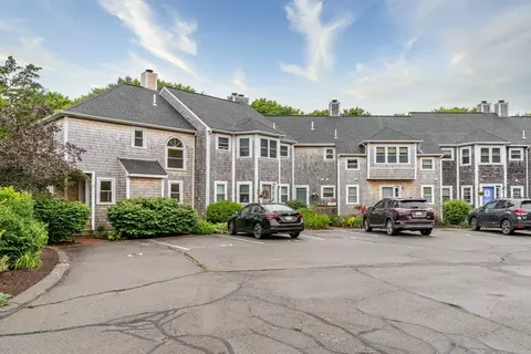 17 Harbor Hl #17, Bourne, MA 02532