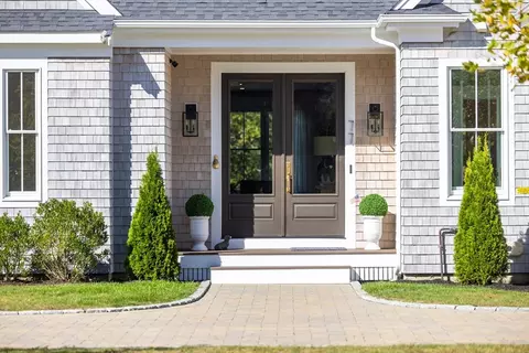 77 Highwood Ln, Falmouth, MA 02536