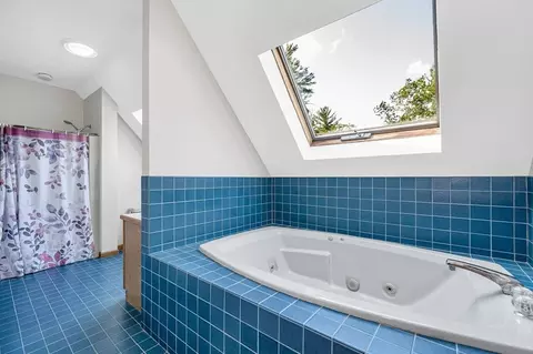 Bath - 8 Horseshoe Dr, Acton, MA 01720 photo 2 of 5