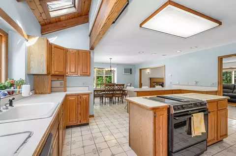 Kitchen - 8 Horseshoe Dr, Acton, MA 01720 photo 4 of 6
