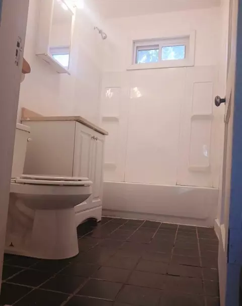 Bath - 14 Douglas Ct, Worcester, MA 01603 photo 2 of 3