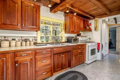 8 Smith St, Townsend, MA 01469 photo 3