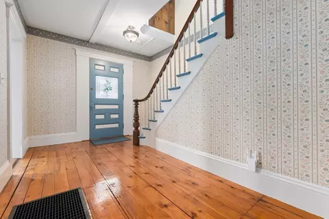 Entry Way - 7 Martin St, Danvers, MA 01923 photo 2 of 8