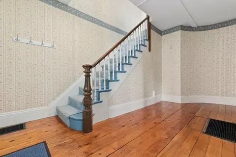 Entry Way - 7 Martin St, Danvers, MA 01923 photo 6 of 8