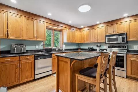 Kitchen - 32 Berkeley, Pelham, NH 03076 photo 2 of 4