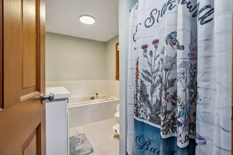 Bath - 32 Berkeley, Pelham, NH 03076 photo 3 of 4