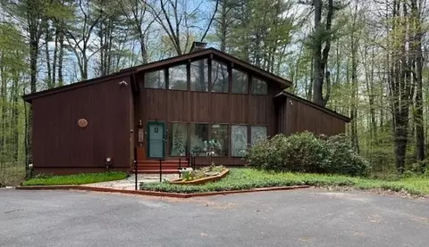 17 Juniper Ln, Amherst, MA 01002