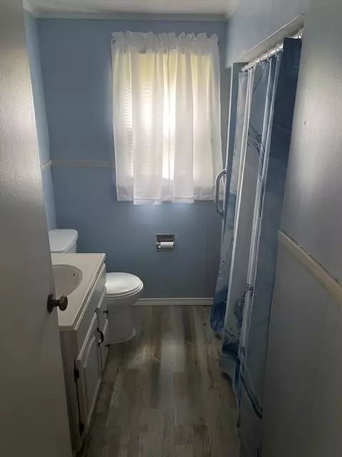 Bath - 107 Rollins St, Springfield, MA 01109 photo 1 of 1
