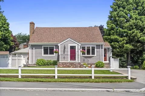 2 Fosters Ln, Wakefield, MA 01880