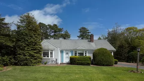 40 Joan Rd, Centerville, MA 02632