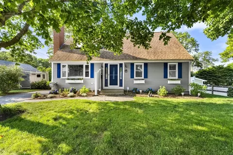 28 Chestnut St, Teaticket, MA 02536
