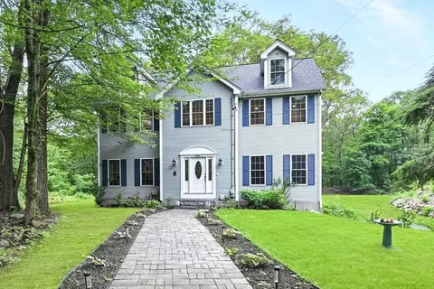 244 North St, Upton, MA 01568