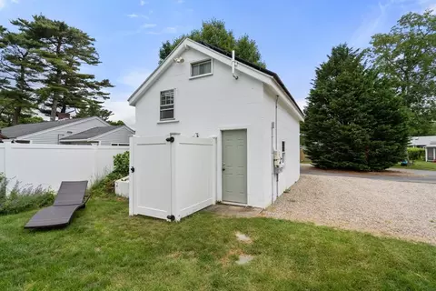 47 Chippewa Dr, Buzzards Bay, MA 02532 photo 3
