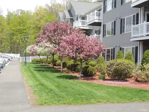 24 Greenleaves Dr #436, Amherst, MA 01002