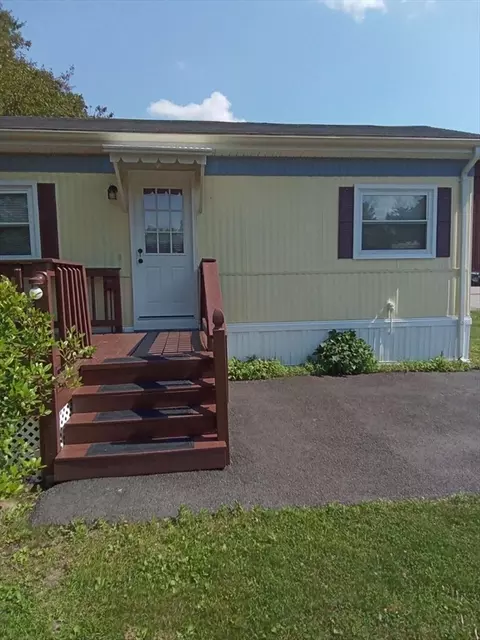 97 Willow Tree Dr, Attleboro, MA 02703