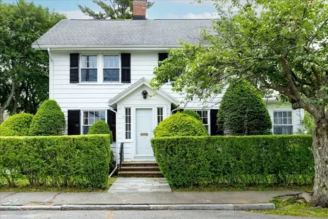 22 Oak St, Marblehead, MA 01945