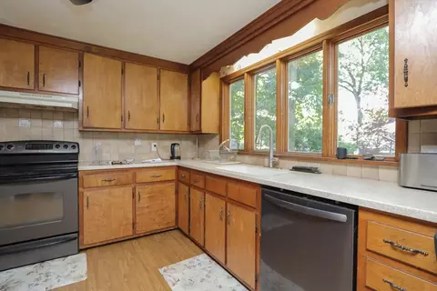 75 Bennington St, Springfield, MA 01108 photo 5