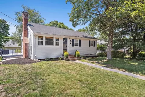 11 Worcester Pl, Holbrook, MA 02343