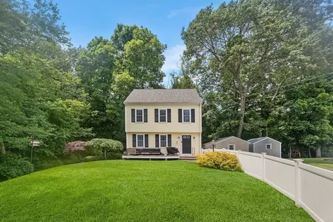55 Edge Hill Dr, Bridgewater, MA 02324