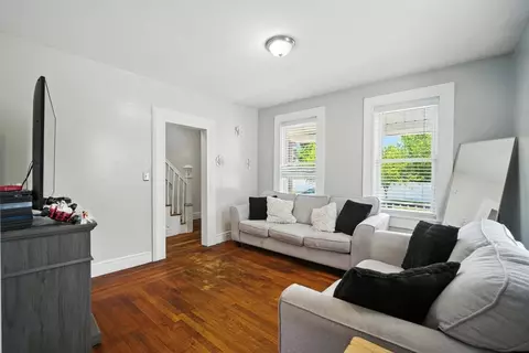 18 Olive St, Springfield, MA 01109 photo 4