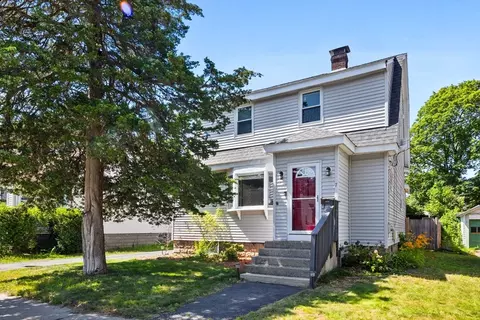 7 Hanson St, Wakefield, MA 01880
