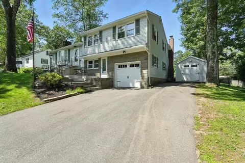 15 Oak Bluff Cir, East Longmeadow, MA 01028