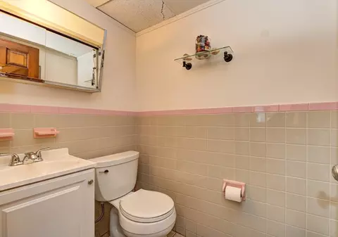 Bath - 45 Pilgrim Cir #45, Methuen, MA 01844 photo 1 of 3