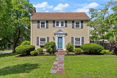 4 Grand St, Reading, MA 01867 photo 2