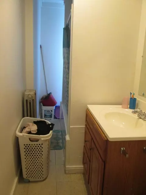Bath - 430 Plainfield St, Springfield, MA 01107 photo 3 of 5