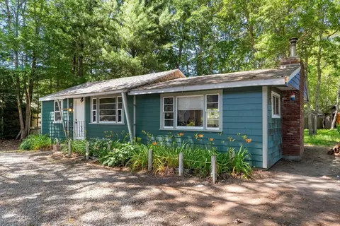 12 Edgewood Dr, Falmouth, MA 02536