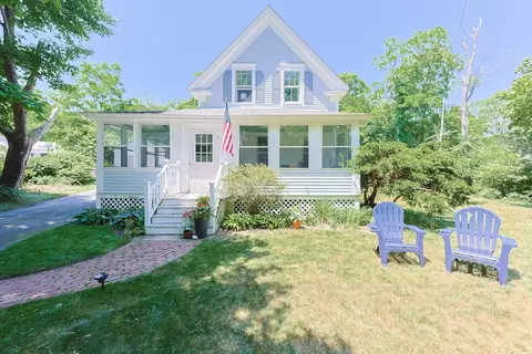 5 Pleasant St, Bourne, MA 02532