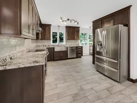 2 Roe Ln, Millbury, MA 01527