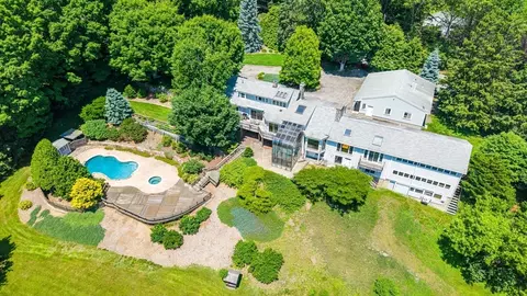 32 Everett St, Sherborn, MA 01770