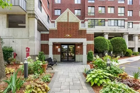 200 Ledgewood Dr #604, Stoneham, MA 02180