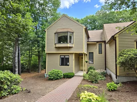 44 Bentwood Dr #44, Sturbridge, MA 01566