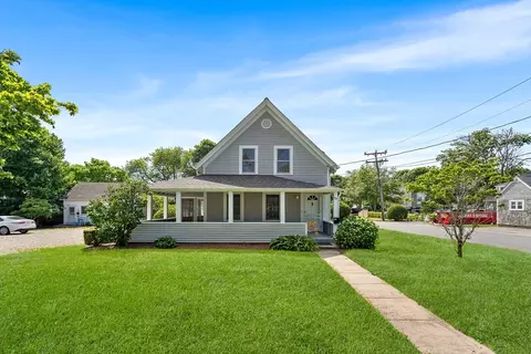 93 Sea St, Hyannis, MA 02601