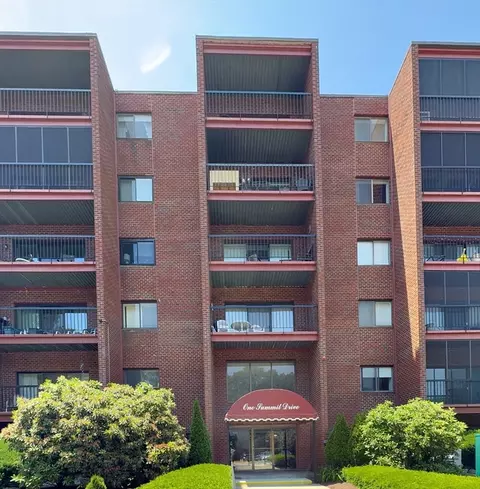 1 Summit Dr #62, Reading, MA 01867