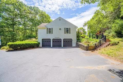 9 Wingfoot Dr, Yarmouth, MA 02675