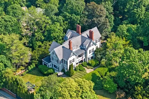 51 Cliff St, Nahant, MA 01908