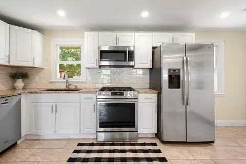 Kitchen - 20 Terry Ln E, Wareham, MA 02571 photo 2 of 4