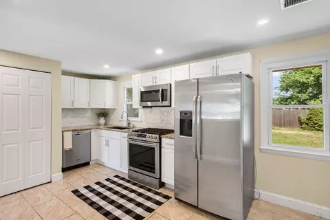 Kitchen - 20 Terry Ln E, Wareham, MA 02571 photo 3 of 4