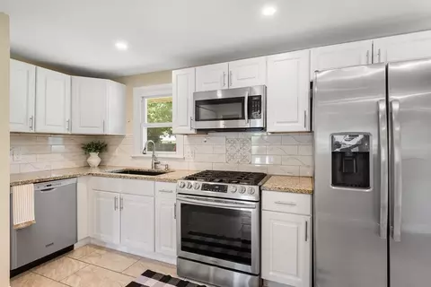 Kitchen - 20 Terry Ln E, Wareham, MA 02571 photo 4 of 4