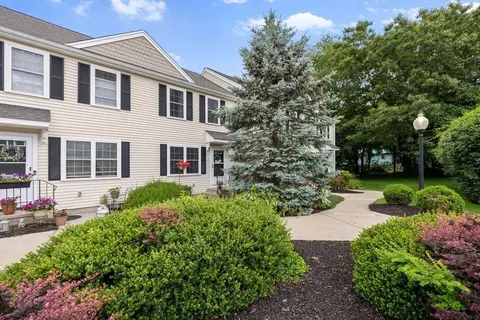 67 Boxberry Ln #67, Rockland, MA 02370
