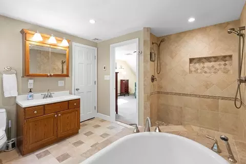 Bath - 1 Burnham Ln, Danvers, MA 01923 photo 3 of 3