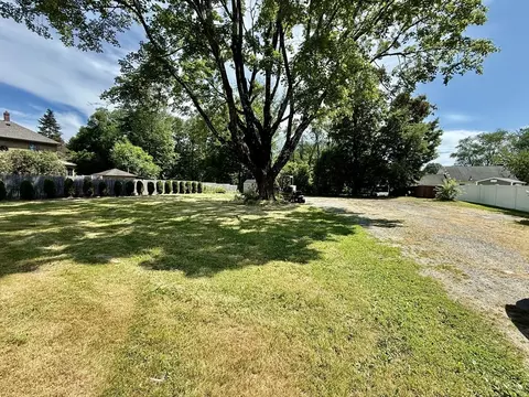 52 Silver St, Greenfield, MA 01301