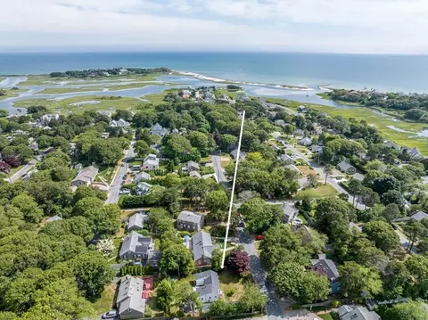 68 Fifth Ave, Hyannis, MA 02601