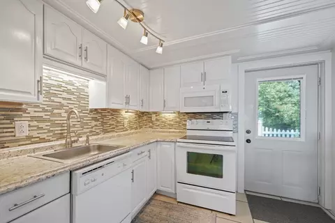 31 Pond St, Wareham, MA 02571 photo 5