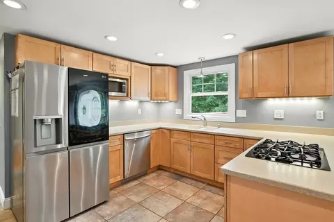25 Tioga St, Springfield, MA 01128 photo 5